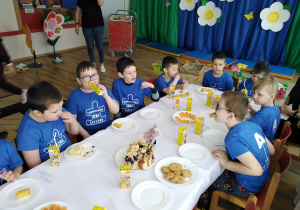 Spotkanie Integracyjne w Publicznym Przedszkolu Nr 6 w Radomsku - na zdjęciu dzieci z naszego przedszkola w trakcie słodkiego poczęstunku