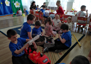 Spotkanie Integracyjne w Publicznym Przedszkolu Nr 6 w Radomsku - na zdjęciu wspólna zabawa przedszkolaków