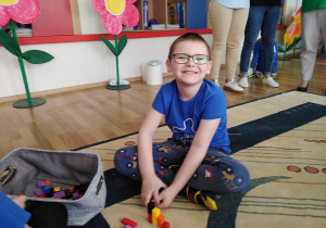 Spotkanie Integracyjne w Publicznym Przedszkolu Nr 6 w Radomsku - na zdjęciu Adaś podczas zabawy klockami