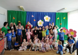 Spotkanie Integracyjne w Publicznym Przedszkolu Nr 6 w Radomsku - zdjęcie pamiątkowe wszystkich uczestników