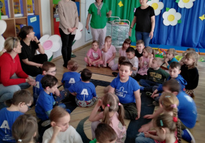 Spotkanie Integracyjne w Publicznym Przedszkolu Nr 6 w Radomsku - na zdjęciu wszyscy uczestnicy spotkania