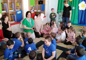 Spotkanie Integracyjne w Publicznym Przedszkolu Nr 6 w Radomsku - na zdjęciu wszyscy uczestnicy spotkania