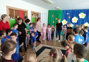 Spotkanie Integracyjne w Publicznym Przedszkolu Nr 6 w Radomsku - na zdjęciu wszystkie przedszkolaki w trakcie zabawy w kole