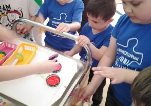 Spotkanie Integracyjne w Publicznym Przedszkolu Nr 6 w Radomsku - na zdjęciu Bohdan, Wiktor i Mikołaj podczas malowania na folii