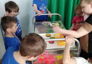 Spotkanie Integracyjne w Publicznym Przedszkolu Nr 6 w Radomsku - na zdjęciu Adaś, Yaroslav, Wiktor i Bohdan malują na folii