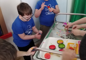 Spotkanie Integracyjne w Publicznym Przedszkolu Nr 6 w Radomsku - na zdjęciu Krzysiu i Yaroslav podczas malowania na folii