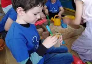 Spotkanie Integracyjne w Publicznym Przedszkolu Nr 6 w Radomsku - na zdjęciu Kuba "sadzi kwiaty"