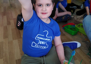 Spotkanie Integracyjne w Publicznym Przedszkolu Nr 6 w Radomsku - na zdjęciu Krzysiu "sadzi kwiaty"