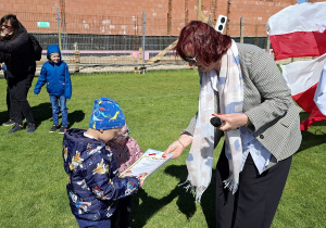 "Żywa Flaga Biało - Czerwona" - Marysia i Wiktor odbierają pamiątkowy dyplom