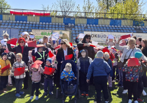 "Żywa Flaga Biało - Czerwona" - przedszkolaki tworzą "żywą flagę" trzymając w ręku białe i czerwone kartki