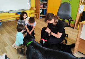 Majowe zajęcia z dogoterapii - na zdjęciu Marysia< Julia i Wiktor z pieskami