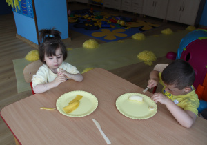Żółty dzień w przedszkolu - Marysia i Wiktor kroją i degustują banany