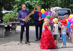 Pan Prezydent Jarosław Ferenc przekazuje klucze do miasta przedszkolakom .