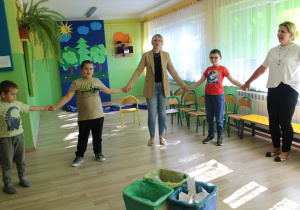 "Sprzątanie Świata" - na zdjęciu przedszkolaki w trakcie zabawy ruchowej