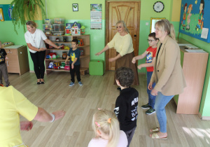 "Sprzątanie Świata" - na zdjęciu przedszkolaki w trakcie zabawy powitalnej