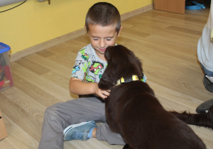 Wrześniowa dogoterapia - na zdjęciu Wiktor i jego psi przyjaciel