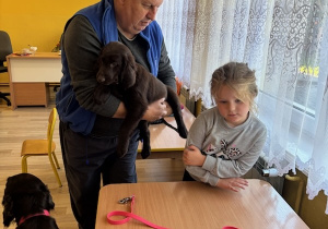 Wrześniowa dogoterapia - na zdjęciu Oliwia powoli oswaja się z czworonogami