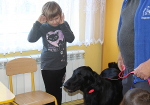Wrześniowa dogoterapia - na zdjęciu Celinka oswaja się z czworonogiem